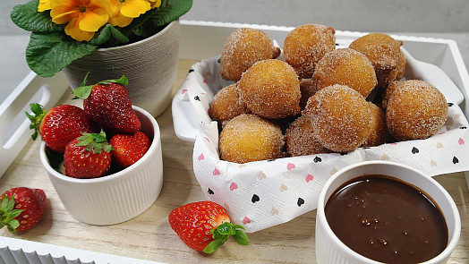 Masopustní tvarohové koblížky, které mizí z talíře rychleji než se stihnou dosmažit další: Jednoduchý recept na vláčnou klasiku