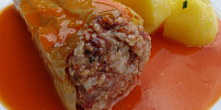 Plněné papriky v tomatové lázni: Šťavnatá masová náplň s rajčatovou omáčkou vytvoří dokonalou chuťovou kombinaci