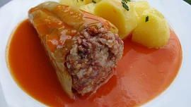 Plněné papriky v tomatové lázni: Šťavnatá masová náplň s rajčatovou omáčkou vytvoří dokonalou chuťovou kombinaci