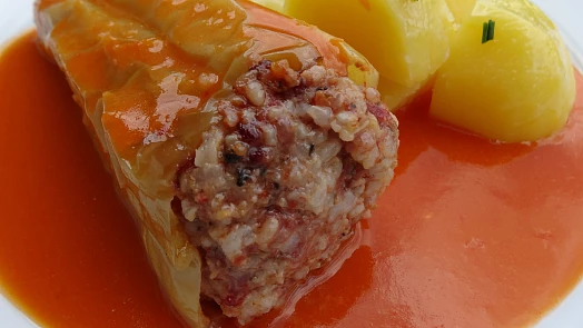 Plněné papriky v tomatové lázni: Šťavnatá masová náplň s rajčatovou omáčkou vytvoří dokonalou chuťovou kombinaci