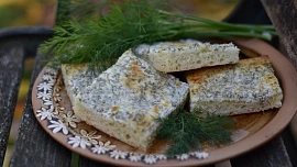 Kynutý tvarohový koláč jako od maďarské babičky: Kapros-túrós lepény je výjimečný díky jedné zvláštní ingredienci v náplni