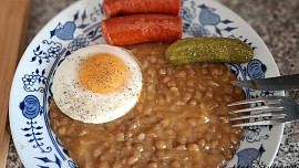 Klasika ze školní jídelny v novém kabátě: Pikantní čočka nakyselo bez mouky překvapí chutí i lehkostí