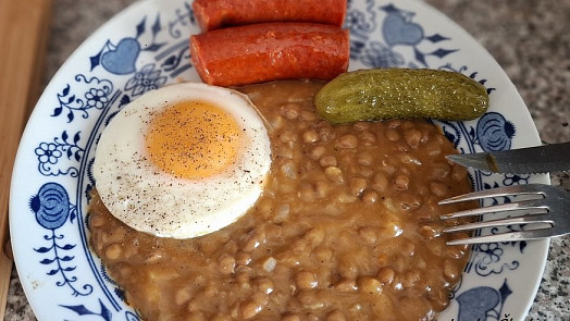 Klasika ze školní jídelny v novém kabátě: Pikantní čočka nakyselo bez mouky překvapí chutí i lehkostí