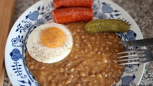 Klasika ze školní jídelny v novém kabátě: Pikantní čočka nakyselo bez mouky překvapí chutí i lehkostí