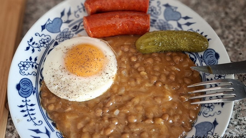Klasika ze školní jídelny v novém kabátě: Pikantní čočka nakyselo bez mouky překvapí chutí i lehkostí