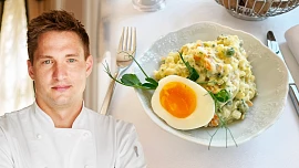 Šéfkuchař legendárního hotelu Pupp: Tento bramborový salát naši hosté milují. Kouzlem skvělé chuti je správně uvařené vajíčko