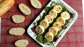 Vyzkoušeli jsme retro sýrovou roládu podle norem z roku 1964: S liptovskou pomazánkou, okurkami a vajíčkem chutná skvěle