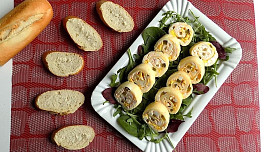 Vyzkoušeli jsme retro sýrovou roládu podle norem z roku 1964: S liptovskou pomazánkou, okurkami a vajíčkem chutná skvěle