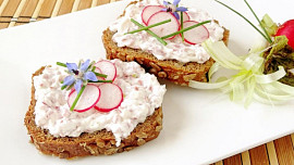 Lehká ředkvičková pomazánka je ideální jarní večeří: Osvěží, chutná skvěle a připravíte ji za pár minut