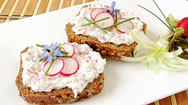 Lehká ředkvičková pomazánka je ideální jarní večeří: Osvěží, chutná skvěle a připravíte ji za pár minut