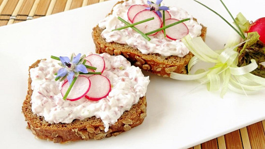 Lehká ředkvičková pomazánka je ideální jarní večeří: Osvěží, chutná skvěle a připravíte ji za pár minut