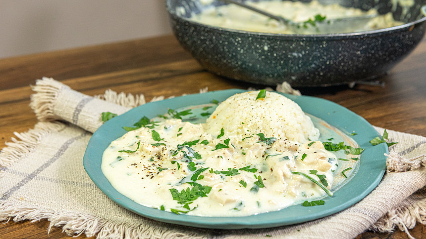 Proč se vám sráží smetanová omáčka a jak tomu předejít: Tyhle snadné triky používají šéfkuchaři a vyplatí se i vám