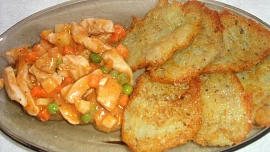 Bramborové placky s kuřecím masem a zeleninou: Křupavé placičky skvěle doplňuje šťavnaté maso a svěží chuť zeleniny