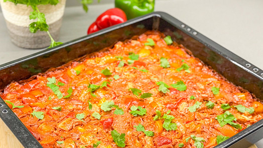 Rychlé kuře na paprice z jednoho pekáčku: Klasika, kterou připravíte bez námahy a rovnou i s přílohou