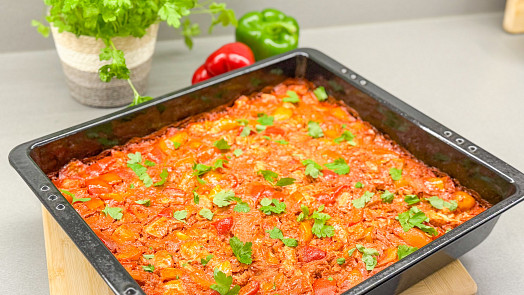 Rychlé kuře na paprice z jednoho pekáčku: Klasika, kterou připravíte bez námahy a rovnou i s přílohou