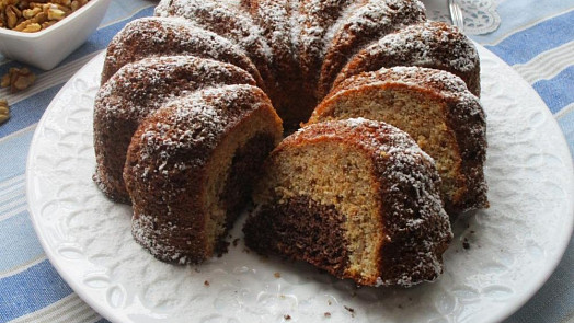 Co dělat, aby se bábovka nelepila na formu a šla dobře vyklopit? Správné vymazávání a vysypání jsou základem