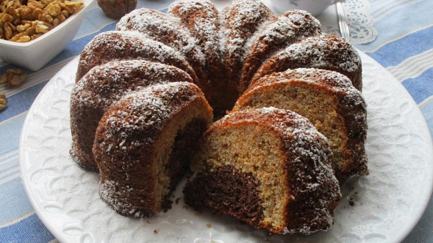 Co dělat, aby se bábovka nelepila na formu a šla dobře vyklopit? Správné vymazávání a vysypání jsou základem