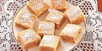 Jednoduché jablečné řezy: Retro moučník jablečno-pudinkovou náplní je snadný na přípravu a nejlépe chutná, když se rozleží