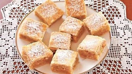 Jednoduché jablečné řezy: Retro moučník jablečno-pudinkovou náplní je snadný na přípravu a nejlépe chutná, když se rozleží Jednoduché jablečné řezy: Retro moučník jablečno-pudinkovou náplní je snadný na přípravu a nejlépe chutná, když se rozleží