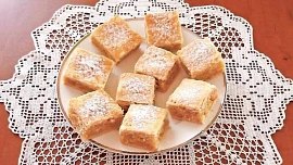 Jednoduché jablečné řezy: Retro moučník jablečno-pudinkovou náplní je snadný na přípravu a nejlépe chutná, když se rozleží