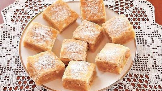 Jednoduché jablečné řezy: Retro moučník jablečno-pudinkovou náplní je snadný na přípravu a nejlépe chutná, když se rozleží
