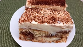 Pudinkové řezy, které se rozplývají na jazyku: Nadýchané těsto, voňavý pudink a hladký smetanový krém krok za krokem