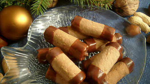 Ořechové trubičky: Lahodné cukroví plněné máslovým krémem s kapkou rumu je úžasně vláčné a bude ozdobou vánočního stolu