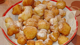 Začíná masopust: Voňavé tvarohové koblihy jsou krásně nadýchané a rychle hotové. Nepotřebují totiž kynout