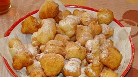 Začíná masopust: Voňavé tvarohové koblihy jsou krásně nadýchané a rychle hotové. Nepotřebují totiž kynout