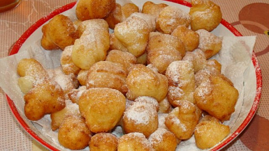 Začíná masopust: Voňavé tvarohové koblihy jsou krásně nadýchané a rychle hotové. Nepotřebují totiž kynout