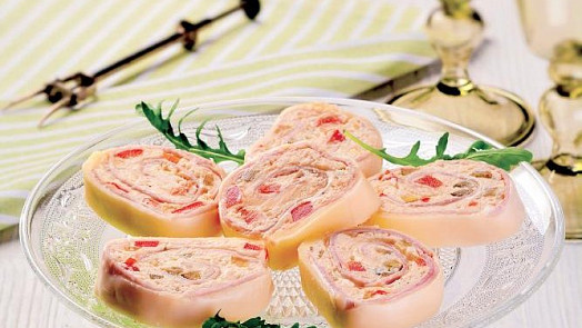 Sýrové roládky mnoha podob a chutí: Osvědčené retro silvestrovské pohoštění zaboduje i dnes