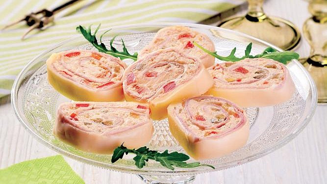 Sýrové rolády stále patří mezi oblíbené pohoštění na večírku.