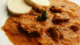 Szegedinský guláš: Vydatné jídlo s kysaným zelím skvěle zasytí, pro dokonalou chuť je důležité přidat správné koření