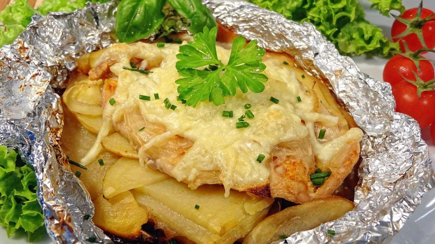 Tajemství nejšťavnatější kotlety: Proč ji zabalit do alobalu a po vytažení z trouby nechat  balíček v klidu?