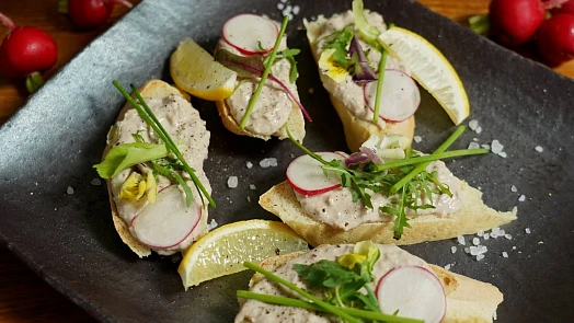 Tyhle 3 bleskurychlé pomazánky z pomazánkového másla milují všichni: Česneková, papriková a sýrová zmizí hned