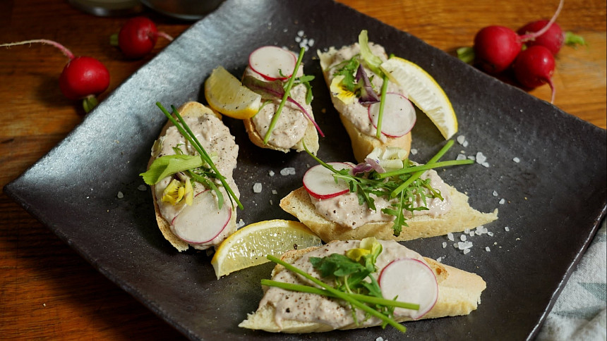 Pomazánky z pomazánkového másla jsou rychle hotové a neuvěřitelně variabilní.