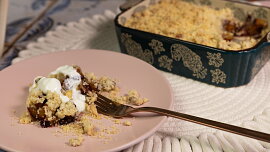 Švestky zasypte křupavou drobenkou a upečte jako crumble. Skořice je klasika, skvěle mu ale sluší i jiné druhy koření