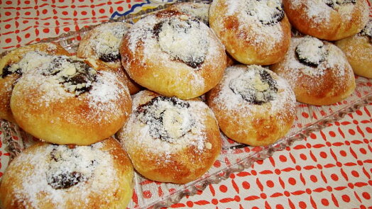 Dokonale měkké koláčky s tvarohem a povidly. Stačí si pohlídat dva důležité kroky a budou chutnat jako od babičky
