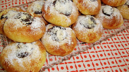 Dokonale měkké koláčky s tvarohem a povidly. Stačí si pohlídat dva důležité kroky a budou chutnat jako od babičky