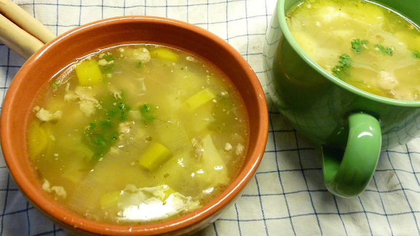 Chřipková polévka s cibulí, česnekem, zázvorem a chilli