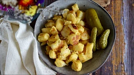 Jak na dokonale šťavnaté knedlíky ve vajíčku: Chuti prospějí slanina i cibule, ale nejdůležitější je krok s vajíčky