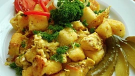 Retro okénko: Jak na výtečné knedlíky s vajíčkem? Hlídat musíme dobu smažení a malým fíglem je i přidání mléka