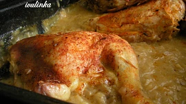 Kuře pečené na kysaném zelí: Chutná jako kachna, není ale tak tučné a připravit ho snadno zvládne i začátečník