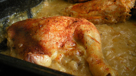 Kuře pečené na kysaném zelí: Chutná jako kachna, není ale tak tučné a připravit ho snadno zvládne i začátečník
