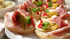 Ty nejlepší chlebíčky: Co se hodí na veku a čím obložit žitný chléb? Známe nejlepší kombinace!