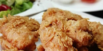 Milovali jste KFC, ale nechcete prošlé kuře? Udělejte si parádní stripsy doma, podle tohoto receptu to zvládne každý