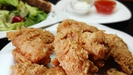 Milovali jste KFC, ale nechcete prošlé kuře? Udělejte si parádní stripsy doma, podle tohoto receptu to zvládne každý