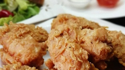Milovali jste KFC, ale nechcete prošlé kuře? Udělejte si parádní stripsy doma, podle tohoto receptu to zvládne každý