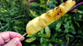 Grilování levou zadní: Ananas ve slanině i bez ní a další netradiční chuťovky na gril