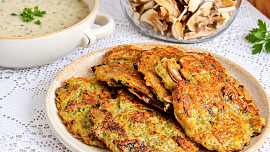 Houbové bramboráky budou krásně křupavé. Mouku nesypte od oka a z brambor nejdřív slijte vodu